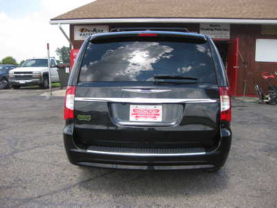 2016 Chrysler Town & Country, $12900. Photo 4