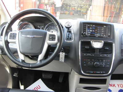 2016 Chrysler Town & Country, $12900. Photo 7