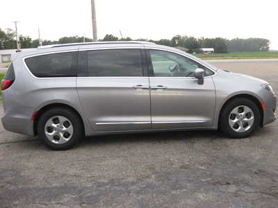 2017 Chrysler Pacifica, $16900. Photo 2