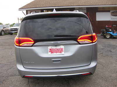 2017 Chrysler Pacifica, $16900. Photo 3