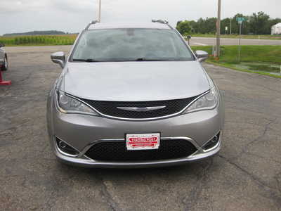 2017 Chrysler Pacifica, $16900. Photo 4