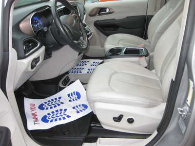 2017 Chrysler Pacifica, $16900. Photo 5