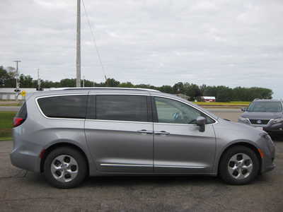 2017 Chrysler Pacifica, $17900. Photo 3