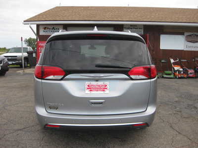2017 Chrysler Pacifica, $17900. Photo 4