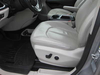 2017 Chrysler Pacifica, $17900. Photo 5
