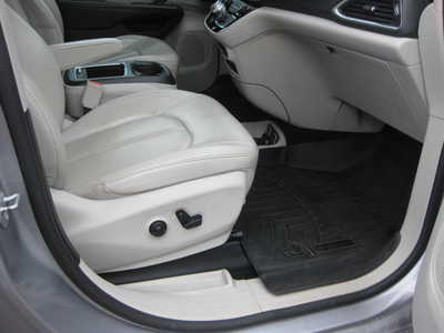 2017 Chrysler Pacifica, $17900. Photo 6
