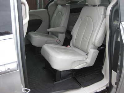 2017 Chrysler Pacifica, $17900. Photo 7