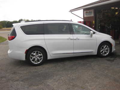 2017 Chrysler Pacifica, $16900. Photo 2
