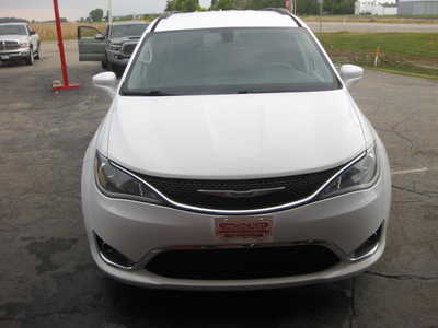 2017 Chrysler Pacifica, $16900. Photo 3