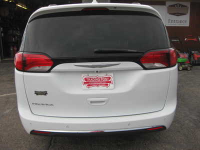 2017 Chrysler Pacifica, $16900. Photo 4