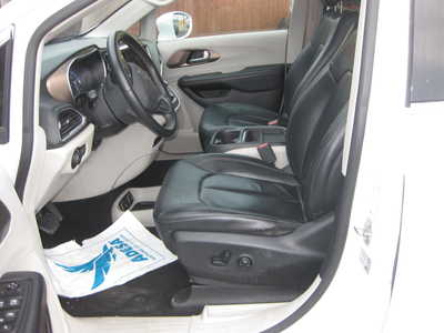 2017 Chrysler Pacifica, $16900. Photo 5