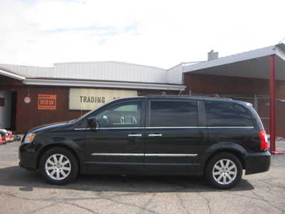 2016 Chrysler Town & Country, $12900. Photo 1