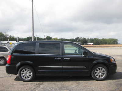 2016 Chrysler Town & Country, $12900. Photo 3