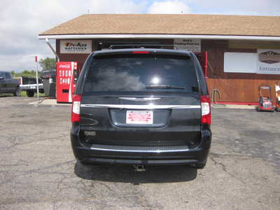 2016 Chrysler Town & Country, $12900. Photo 4