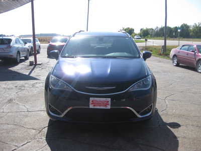 2017 Chrysler Pacifica, $16900. Photo 2