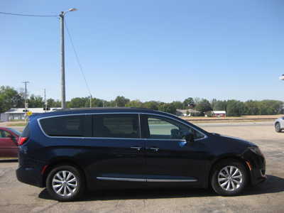 2017 Chrysler Pacifica, $16900. Photo 3
