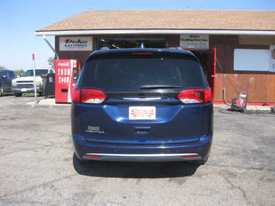 2017 Chrysler Pacifica, $16900. Photo 4