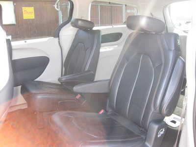 2017 Chrysler Pacifica, $16900. Photo 6