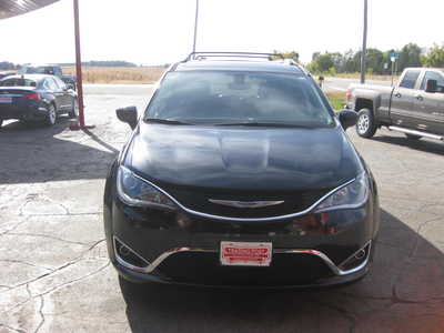2018 Chrysler Pacifica, $17900. Photo 2