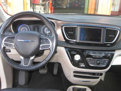 2018 Chrysler Pacifica, $17900. Photo 7