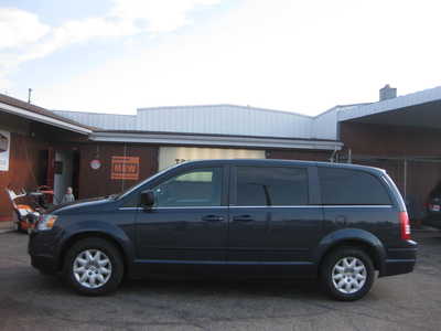 2009 Chrysler Town & Country, $8995. Photo 1