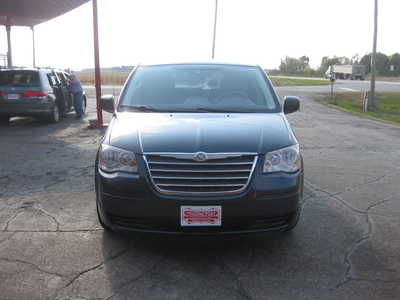 2009 Chrysler Town & Country, $8995. Photo 2