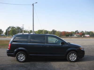 2009 Chrysler Town & Country, $8995. Photo 3