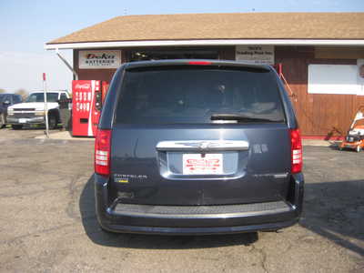 2009 Chrysler Town & Country, $8995. Photo 4