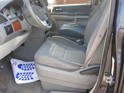 2009 Chrysler Town & Country, $8995. Photo 5