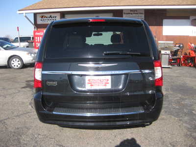 2013 Chrysler Town & Country, $10900. Photo 3