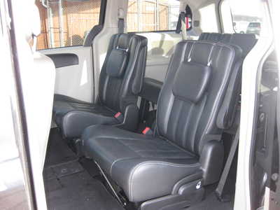 2013 Chrysler Town & Country, $10900. Photo 6