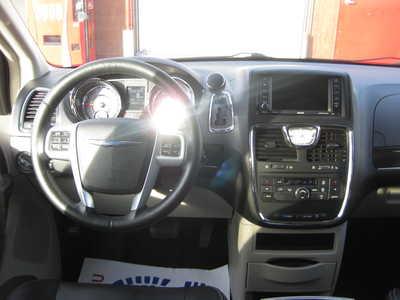 2013 Chrysler Town & Country, $10900. Photo 7