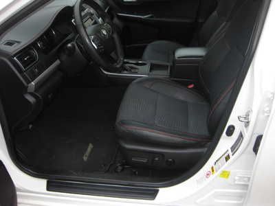 2015 Toyota Camry, $12900. Photo 5