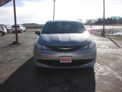 2017 Chrysler Pacifica, $15900. Photo 2