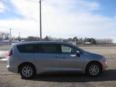 2017 Chrysler Pacifica, $15900. Photo 3