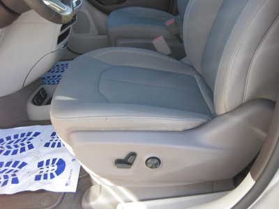 2017 Chrysler Pacifica, $15900. Photo 5