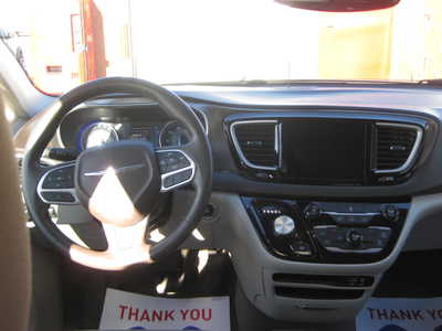 2017 Chrysler Pacifica, $15900. Photo 7