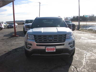 2017 Ford Explorer, $14900. Photo 2