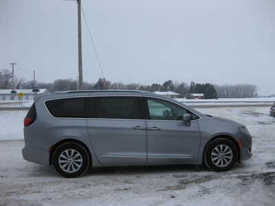 2019 Chrysler Pacifica, $15900. Photo 3