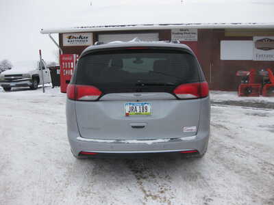 2019 Chrysler Pacifica, $15900. Photo 4