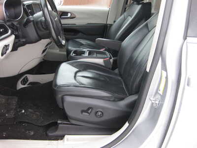 2019 Chrysler Pacifica, $15900. Photo 5