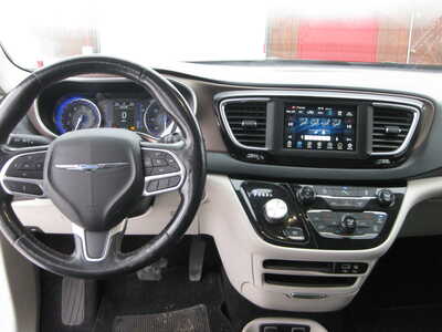 2019 Chrysler Pacifica, $15900. Photo 8