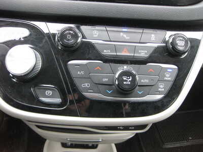 2019 Chrysler Pacifica, $15900. Photo 11