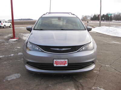 2020 Chrysler Voyager, $15900. Photo 2