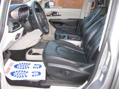2020 Chrysler Voyager, $15900. Photo 5