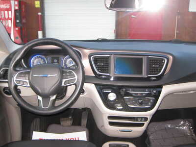 2020 Chrysler Voyager, $15900. Photo 9