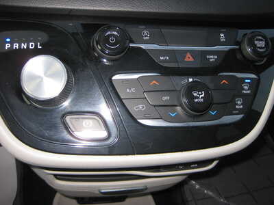 2020 Chrysler Voyager, $15900. Photo 10