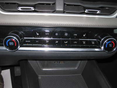 2025 Chevrolet Equinox, $27900. Photo 9