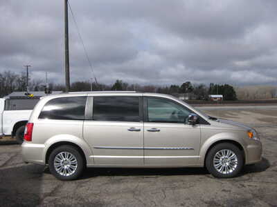 2014 Chrysler Town & Country, $11900. Photo 3