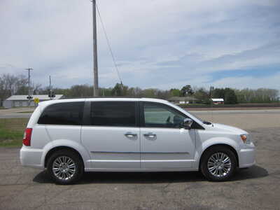 2015 Chrysler Town & Country, $12900. Photo 3